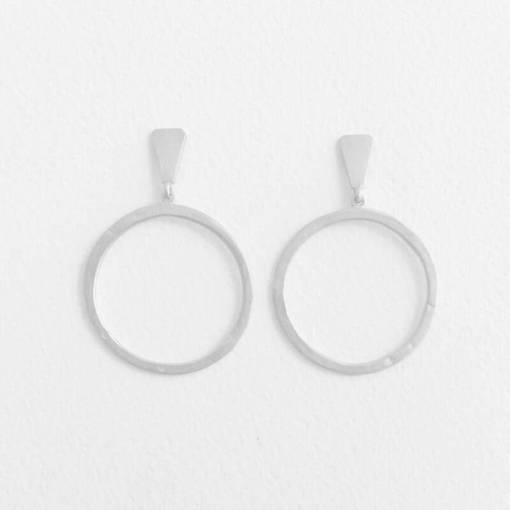 PENDIENTE DE ARO CON FORMA DE L LA CALA SUSI CALA - PLATA